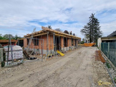 NOCH 2 HÄUSER VERFÜGBAR! ERSTKLASSIGES ZIEGELHAUS MIT KELLER! 5 ZIMMER, DACHTERRASSE, 105 m² GARTEN. BEIM LANDSCHAFTSSCHUTZGEBIET DONAUSTADT. PROVISIONSFREI für den Käufer.