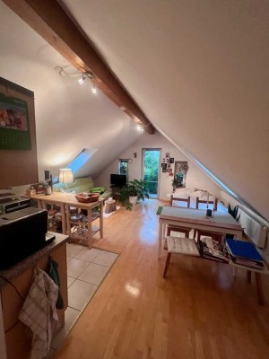 Gemütliche 1-Zimmer-Wohnung im DG mit großem Balkon in zentraler Lage, S-Bahn fußläufig!