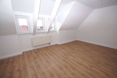 3-Zimmer-Wohnung im Dachgeschoß mit separater Küche und Dusche, renoviert, ab sofort