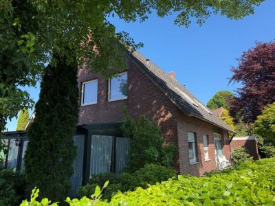 Zweifamilienhaus mit Garten und Garage in Zetel zu verkaufen.