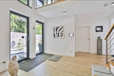 Exklusives Architektenhaus in offener Bauweise. Handgefertigte Einbaumöbel inklusive.