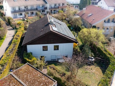 Einfamilienhaus mit vermieteter Einliegerwohnung, PV-Anlage, 2x Garagen und großem Garten