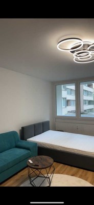 Komplett möblierte 1-Zimmer-Wohnung mit hochwertiger Innenausstattung, Balkon und Einbauküche