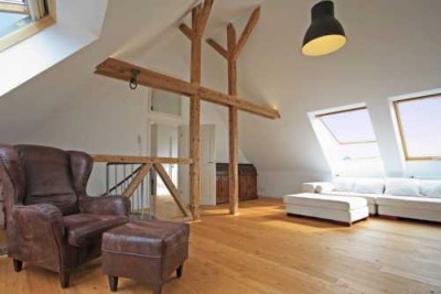 Außergewöhnlich! Dachmaisonette mit Weitblick in schönem Backsteinaltbau!