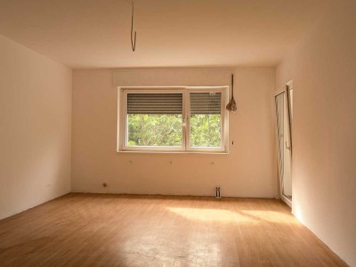Erstbezug | Kernsanierte 2-Zimmer-Hochparterre-Wohnung mit Balkon ins Grüne