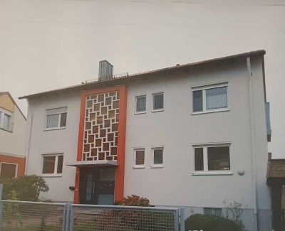 Gepflegte Dachgeschosswohnung mit Einbauküche
