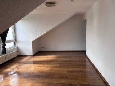 Schöne, 3 Zimmer-Dachgeschosswohnung mit Einbauküche