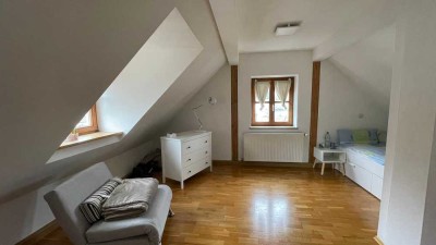 Exklusive, gepflegte möblierte 1-Zimmer-Dachgeschosswohnung mit Einbauküche in Freising