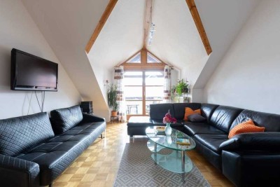 Lichte gemütliche 3,5-Raum-DG-Wohnung mit Balkon und Einbauküche in Germering