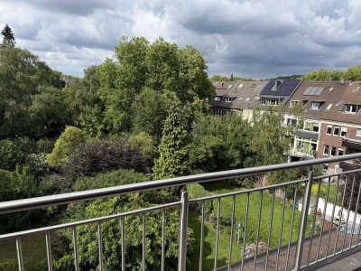 Ruhige Lage in Duisburg-Duissern, DG (3.OG), 3Zi.KDB, Balkon, neues Bad, renoviert