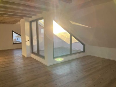 Helle 2,5-Zimmer-Dachgeschosswohnung (ca. 60 m²) – Erstbezug - mit Süd-Dachloggia