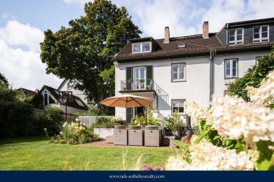 Tradition trifft Eleganz – stilvoll modernisierte Doppelhaushälfte mit Gartenidylle