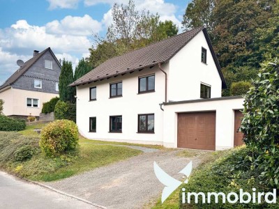 **Viel Raum für Ihre Pläne // Einfamilienhaus mit Garten, Doppelgarage und Ausbaupotenzial**
