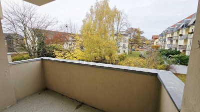 *mit kleinem Balkon*