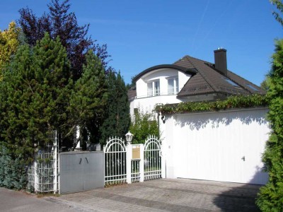 Top Lage Grünwald:  Möbliertes Einfamilienhaus mit Photovoltaik und Wallbox