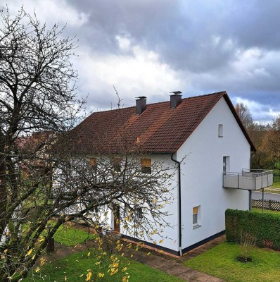 Helle 4-Zimmer-Wohnung mit Balkon und EBK in Altdorf OT