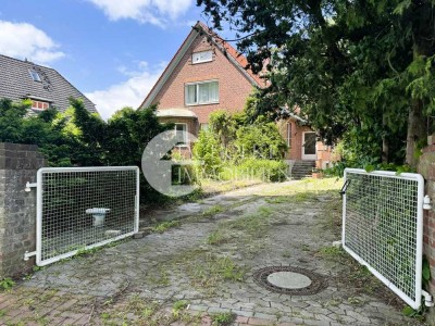 Wohnen mit Geschichte – stilvolles Einfamilienhaus mit Einliegerwohnung und grünem Rückzugsort