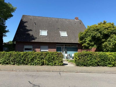 Zweifamilienhaus mit Garten und Garage in Zetel zu verkaufen.