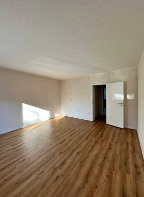 Erstbezug nach Renovierung; Moderne 2-Zimmer-Hochparterre Wohnung