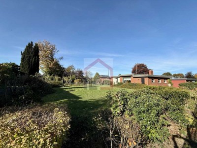 Unrenovierter Flachdach-Bungalow mit Garage in der alten Gartenstadt