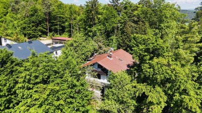 Ren.-bed. Mehrfamilienhaus mit großem Potenzial und traumhaften Fernblick auf den bayerischen Wald.