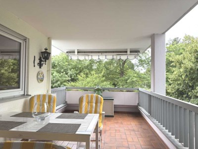 Großzügige, stilvolle Wohnung mit überdachtem Balkon, Kaminofen und Garage – Wohnen mit Privatsphäre