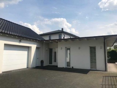 Bungalow mit großer integrierter Garage sowie 2 Terrassen und Garten, rollstuhlgerecht