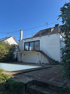 Großzügige Haushälfte mit Garten und Pool in Wiesbaden Igstadt