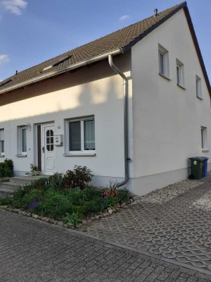 Komplett renovierte Doppelhaushälfte mit Garage und Garten - provisonsfrei vom Anbieter