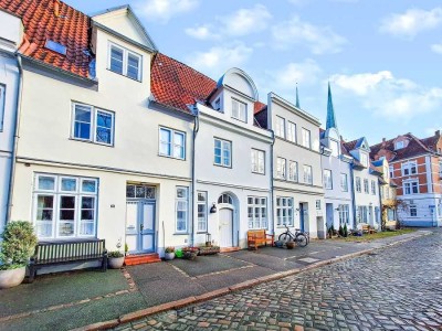 Rarität: Lübecks Postkartenmotiv! Malerisches Altstadthaus in Top-Zustand und 1a-Lage an der Trave!