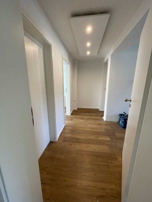 Erstbezug nach Sanierung und Einbauküche: Geschmackvolle 3-Raum-Wohnung mit geh. Innenausstattung