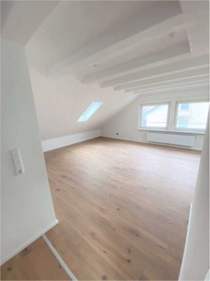 Geschmackvolle DG-Wohnung mit drei Räumen und EBK ,Garage und Gartenanteil in Offenburg, Bohlsbach