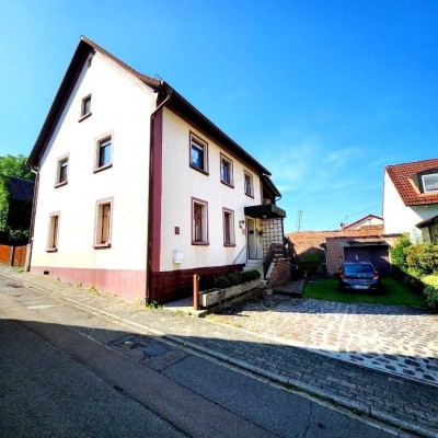 Freistehendes Ein bis Zweifamilienhaus mit großem Garten und Garage – Sanierungsobjekt mit Potenzial