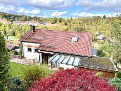 Einfamilienhaus mit großer Einliegerwohnung und Gartenanlage sowie unverbaubarer Randlage