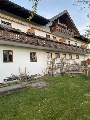 Gemütliche Etagen-Wohnung mit Südbalkon/Bergblick, Pkw-Stellplatz nur 1 km Ortsmitte Prien