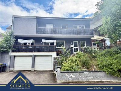 Freistehendes Zweifamilienhaus mit Terrasse, Loggien, zwei Garagen und guter Verkehrsanbindung