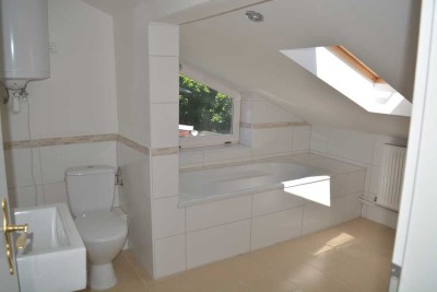 Top Dachgeschoss, Zweitezug n. Sanierung,moderne und schöne Ausstattung,Laminat,Isolierglasfenster