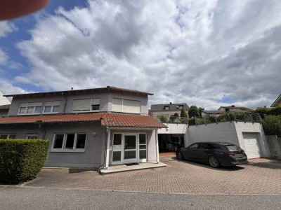 Rendite 4,4%!Zweifamilienhaus (DHH) mit 2 Whgen (Praxis+freiwerd. 3-Zi.Whg) u. 5 Stellpl.+1 Garag...
