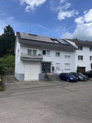 3-Familienhaus mit 4 Stellplätzen, Photovoltaikanlage und schönem Garten!