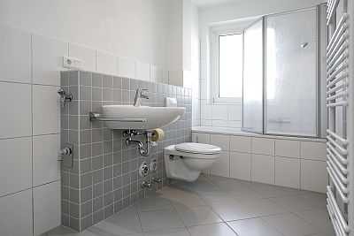 + 3 Zimmer mit Balkon - mit modernisierten Bad +