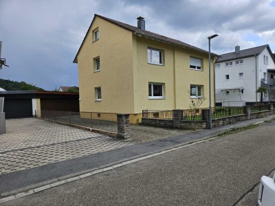 Freistehendes Zweifamilienhaus in bevorzugter Ortsrandlage von Königsbach-Stein