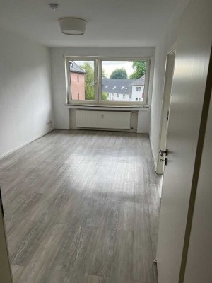 Gepflegte 3- Raum-Wohnung mit Balkon und Einbauküche in Düsseldorf