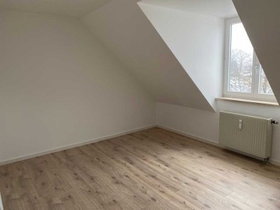 Schöne 2 Zimmer Dachgeschosswohnung mit Balkon!