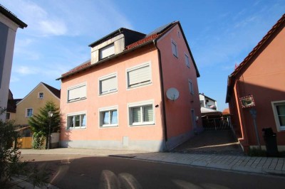 OH-101-24 Renoviertes Mehrfamilienwohnhaus mit drei Wohnungen in Nittenau