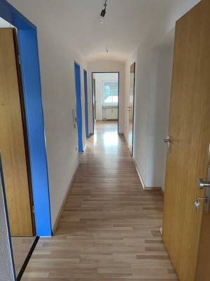 Ansprechende und vollständig renovierte 6-Raum-DG-Wohnung in Merching