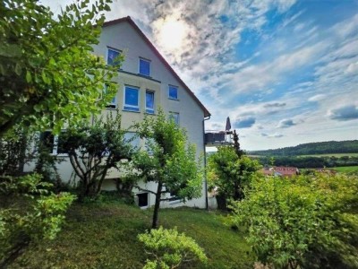 Große Doppelhaushälfte mit Einliegerwohnung in Aussichtslage