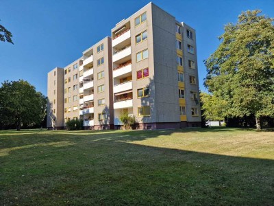 Attraktive Kapitalanlage: 4-Zimmer-Wohnung mit Balkon in gepflegter Anlage mit großem Grundstück