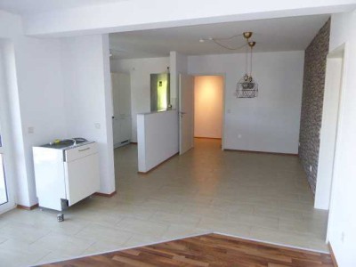 Frisch renovierte 2,5-Zimmer-Wohnung mit Balkon und Tiefgaragenstellplatz.Ihr perfektes Zuhause zum