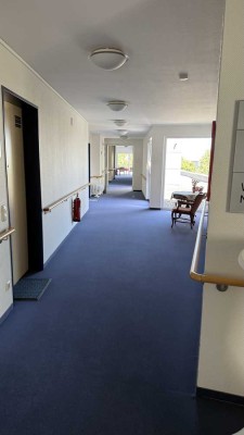 Betreutes Wohnen: Moderne Seniorengerechte 2 Zimmer Dachgeschosswohnung mit Einbauküche