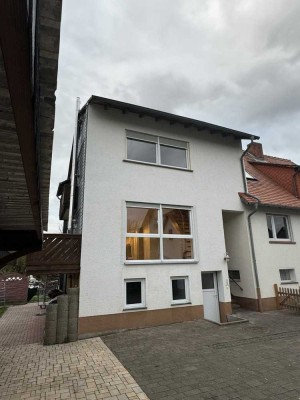 Moderne Doppelhaushälfte mit Garten, Garage und Einbauküche